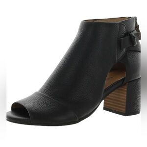 New without box Kenneth Cole size 7.5 peep toe bootie black leather shootie